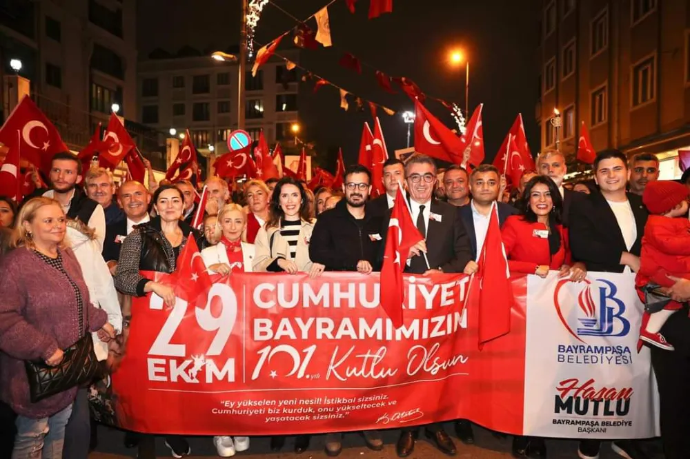 Bayrampaşa’da Cumhuriyet Coşkusu: Fener Alayı ile 101. Yıl Kutlaması