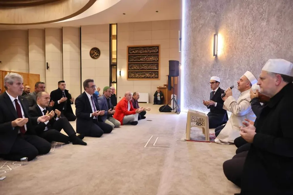 Şehit Kamil Balkan Camii’nde Atatürk’e Anlamlı Vefa: Dualar Edildi, Lokma Dağıtıldı