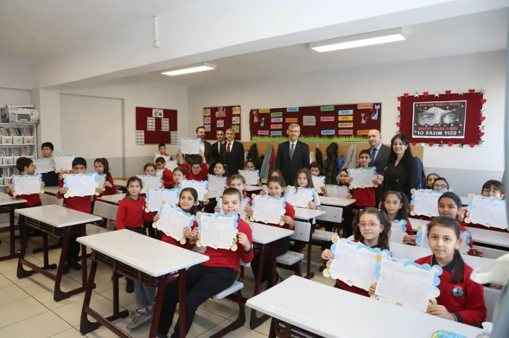 Kocatepe İlkokulu’nda Karne Sevinci: Kaymakam Çiftçi, Suat Mamur ve Gündüz Kalkan Öğrencilerle Buluştu.