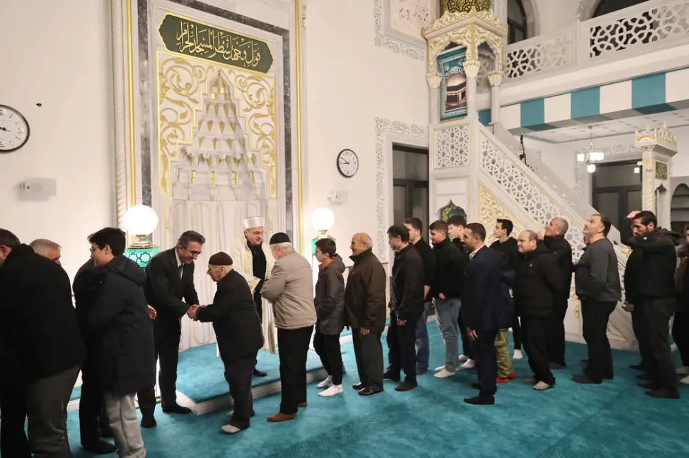 Başkan Hasan Mutlu, Berat Kandili’nde Camide Vatandaşlarla Buluştu