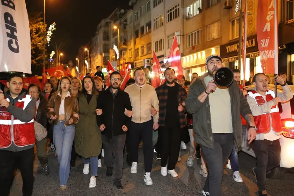 CHP Bayrampaşa İlçe Başkanı Alican Çam Öncülüğünde Dayanışma Yürüyüşü: “Kurtuluş Yok Tek Başına!”