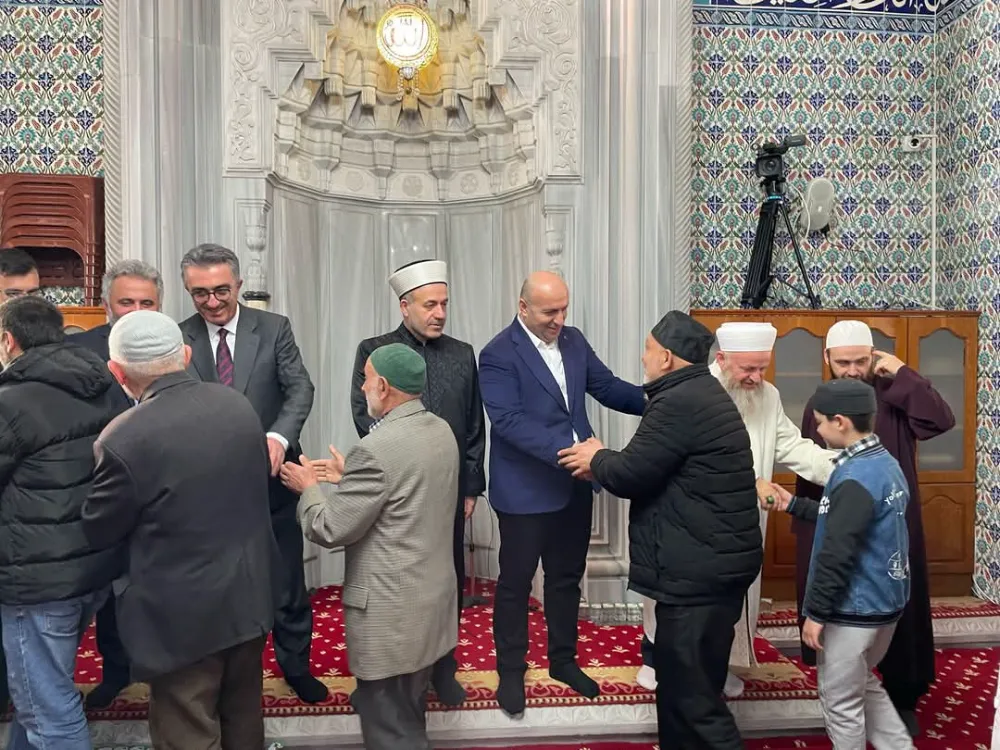 Bayrampaşa’da Bayram Coşkusu: Protokol ve Vatandaşlar Bayram Namazında Buluştu