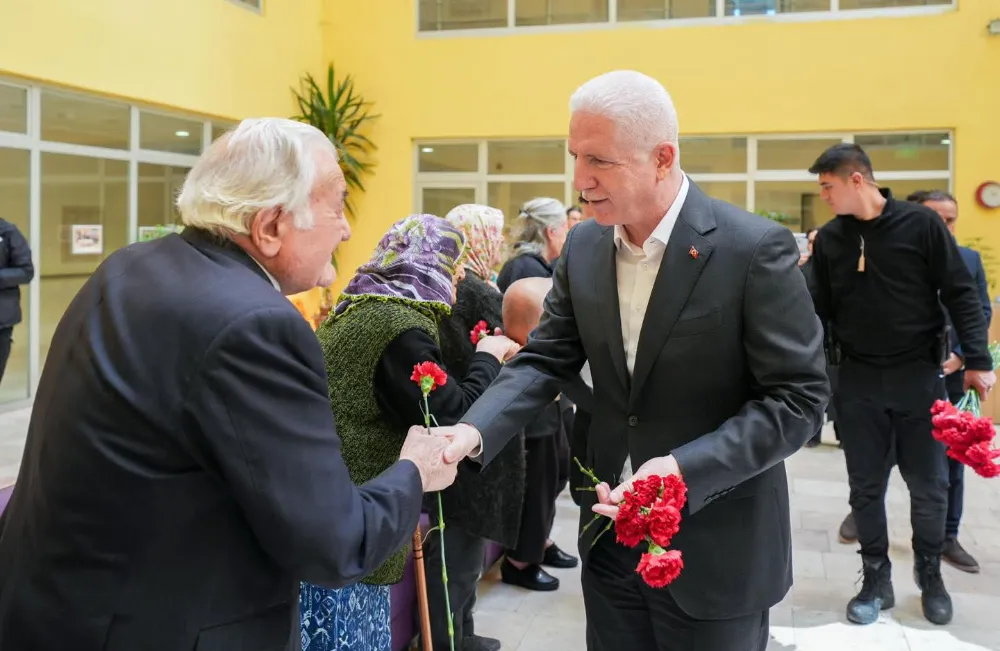 VALİ DAVUT GÜL’DEN HUZUREVİNE ANLAMLI BAYRAM ZİYARETİ