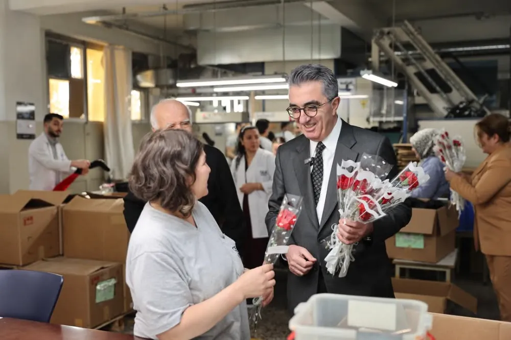 Başkan Mutlu’dan Anlamlı 8 Mart Mesajı: 129 Kadına 129 Karanfil