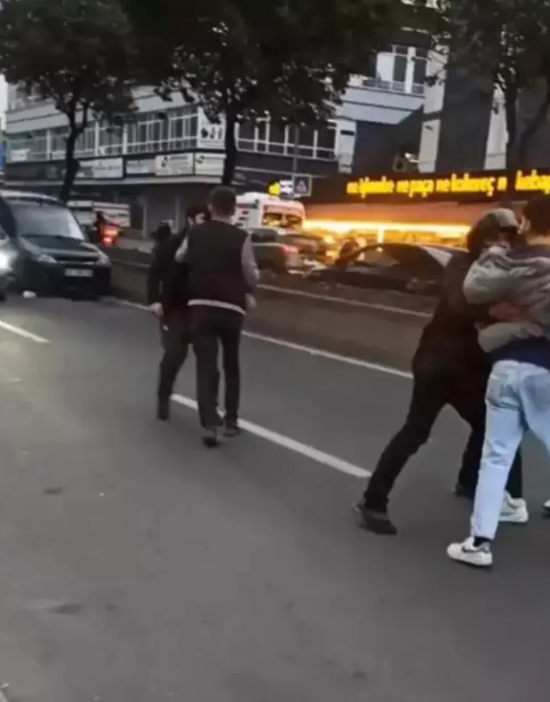 Bayrampaşa’da Savaş Alanını Aratmayan Kavga: Silahlar Patladı, Yumruklar Konuştu