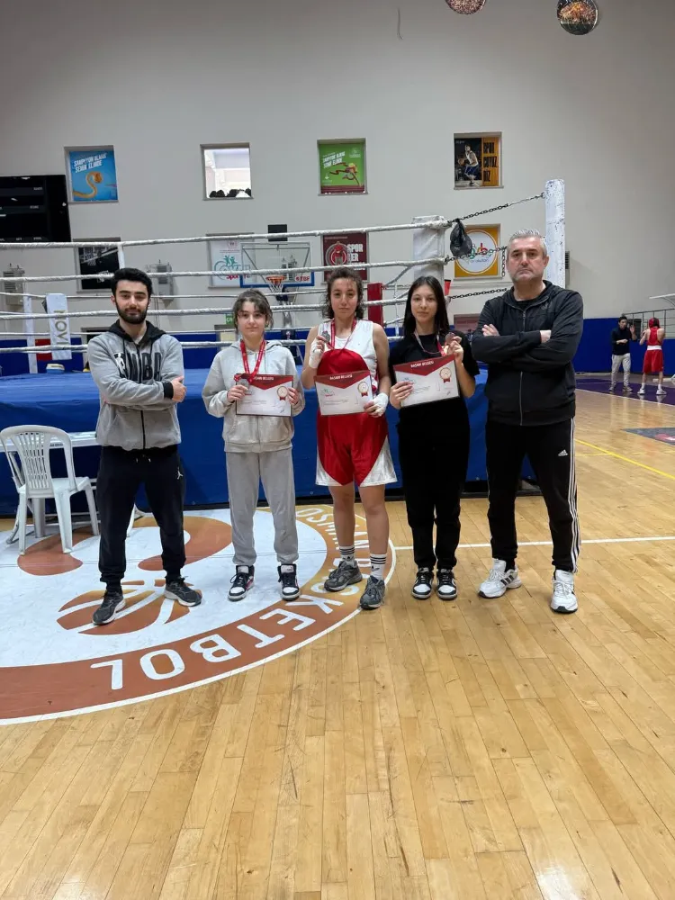 Bayrampaşa Belediye Spor Kulübü Boks Takımı İstanbul Liseler Arası Boks Şampiyonasında Madalya Kazandı