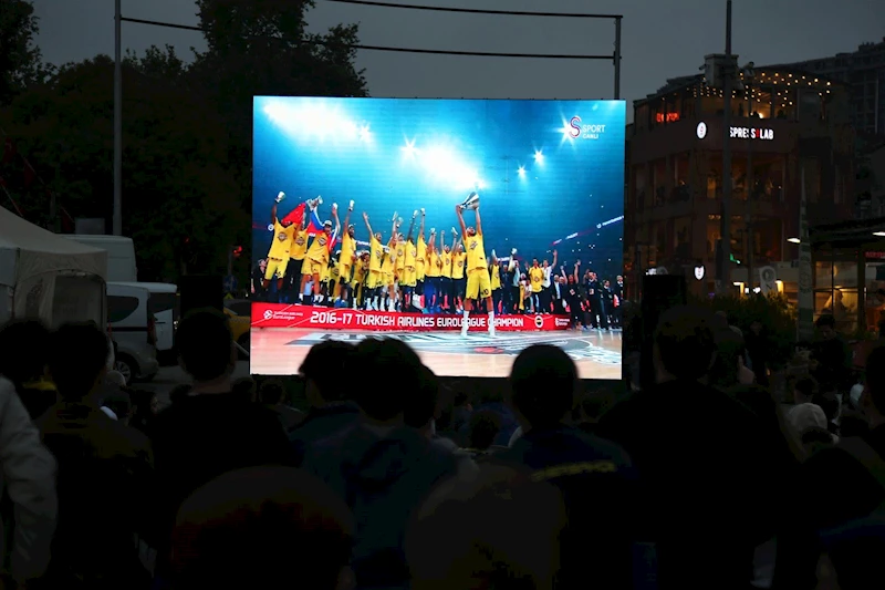 Fenerbahçe’nin Euroleague zaferi Eyüpsultan’da dev ekranlarla kutlandı!