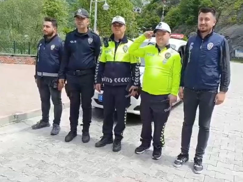 Down Sendromlu Barış’ın Hayali Gerçek Oldu: Trafik Polisi Olarak Uygulamaya Katıldı